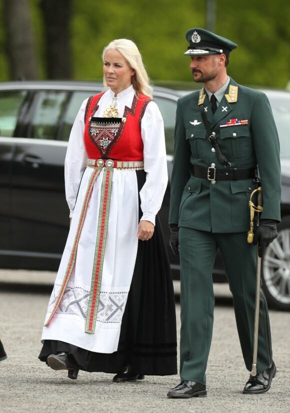 PÅ PLASS: Kronprinsparet var på plass på Akershus festning. Foto: Andreas Fadum / Se og Hør PÅ PLASS: Kronprinsparet var på plass på Akershus festning. Foto: Andreas Fadum / Se og Hør